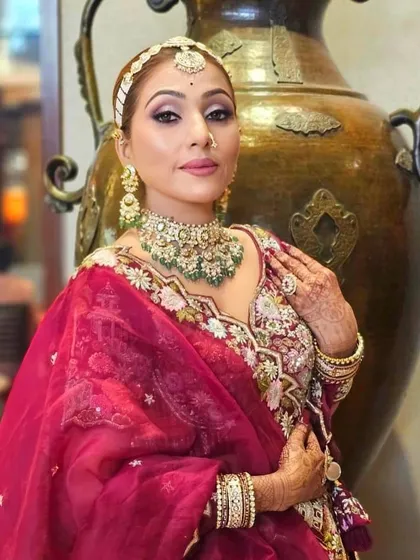 A regal portrait that showcases the intricate details of the choker and the matching matha patti.