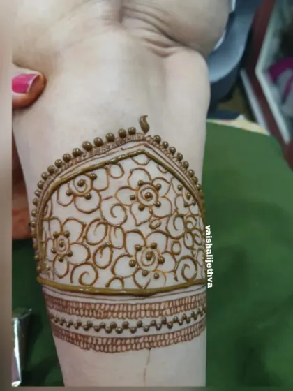 The start of a beautiful back-hand arm band. This simple yet elegant dome-shaped pattern is filled with delicate floral work.