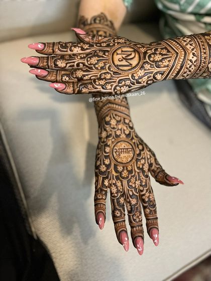 A beautiful back-of-hand design for an engagement, with the couple's initials 'RM' and the word 'Shagun' written in Hindi.
