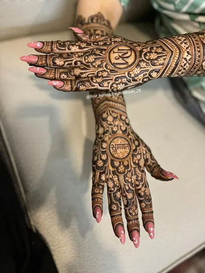 A beautiful back-of-hand design for an engagement, with the couple's initials 'RM' and the word 'Shagun' written in Hindi.