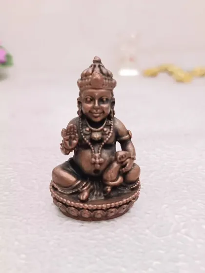 Yeh copper se bani Kubera ki murti hai. Maana jaata hai ki inhein ghar mein rakhne se dhan ki kami nahi hoti.
