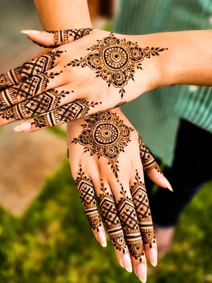 For the modern client who loves elegance, I create minimalist mehendi like this. The design focuses on a striking mandala on the back of the hand and geometric patterns on the fingers, leaving plenty of open space for a contemporary feel.