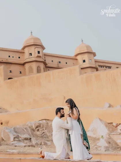 A classic proposal moment set against the majestic backdrop of a Jaipur fort. This image combines the grandeur of a royal destination with the intimacy of a promise being made, creating a truly romantic and timeless pre-wedding photograph.