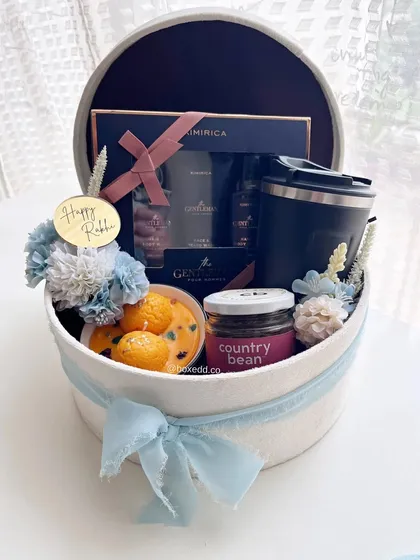 My all-in-one luxury Rakhi hamper is perfect for spoiling your brother. It includes a men's grooming set, a personalized coffee sipper, gourmet coffee, and a beautiful Rasmalai-themed candle, all elegantly packed.