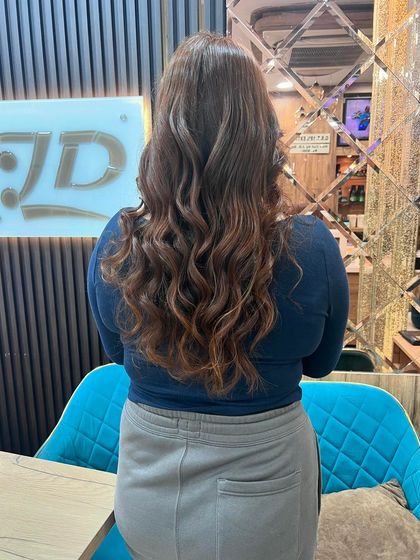 Another view of this gorgeous warm balayage, highlighting the seamless blend of colors from root to tip.