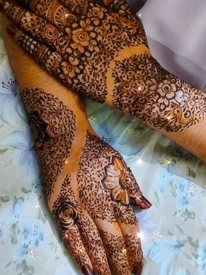 A throwback to a beautiful floral design with a glittery finish. I love how the light catches the details.