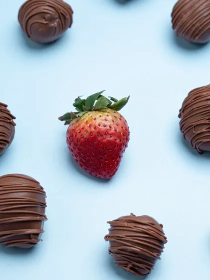 A close-up version of the chocolate-covered strawberries pattern. This shot focuses on the texture of the chocolate drizzle.