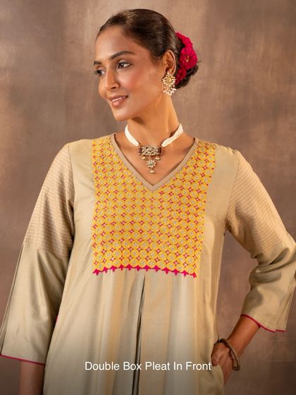 This view highlights the thoughtful design of the Ruhani kurta, featuring a double box pleat in the front for a relaxed, flattering fit. The quilting details on the shoulders add another layer of texture and craftsmanship.