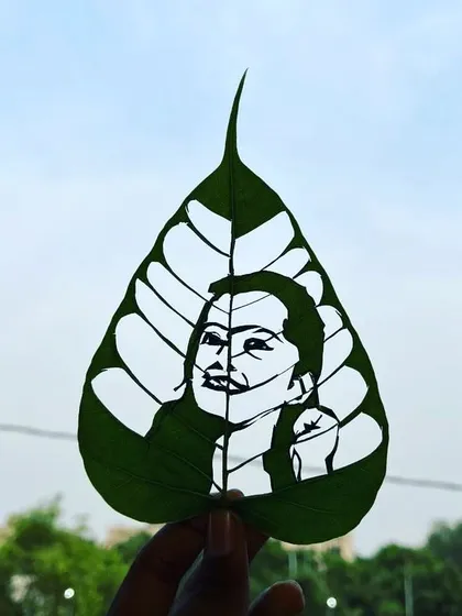 Here is another style of leaf portrait I offer, which uses clean lines to create a clear and striking image. This is a great option for a simpler, more graphic custom portrait.