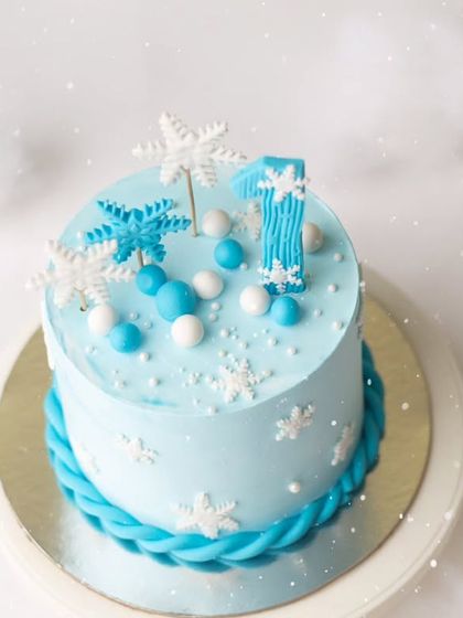 A winter wonderland cake, ready for its close-up. I love setting the scene with beautifully detailed props that make each themed session magical.