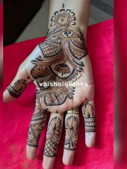 Another beautiful single-hand Arabic design. The peacock-inspired pattern is both traditional and stylish.