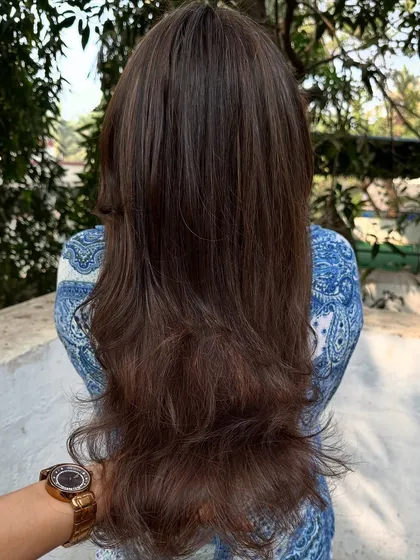This 'Warm Caramel' look is a perfect example of a beautiful grey coverage transformation. I blended the greys seamlessly into a warm, multi-tonal brunette that looks completely natural.