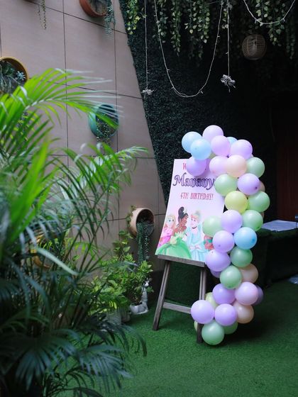 A beautiful welcome easel with a princess design and pastel balloon garland greets guests as they arrive. We pay attention to every detail, starting from the entrance.