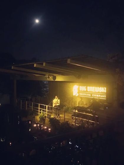 A solo performance at Byg Brewski under the moonlight. Even when I'm playing solo at a large venue, I aim to create a powerful and memorable musical experience.