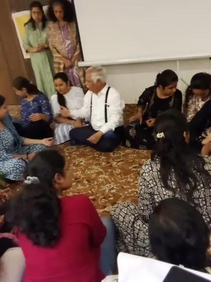 A practical, hands-on session during our Nadi Parikshan workshop. Dr. Tayde guides participating doctors in the subtle art of pulse diagnosis, fostering a deeper, more practical understanding of this key Ayurvedic skill.