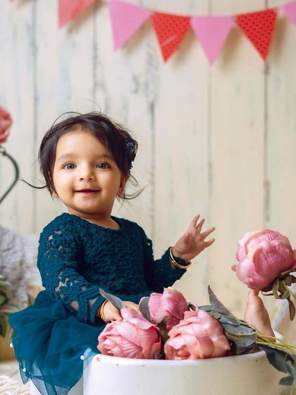 A sweet wave from this little fairy. The combination of the teal dress and pink flowers is simply beautiful.