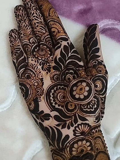 A close-up of the Khafeef design, showing the detail in the central mandala and the bold, leafy motifs.