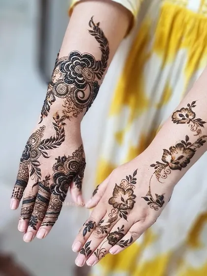 An Eid henna design combining bold, modern florals with delicate, traditional patterns.
