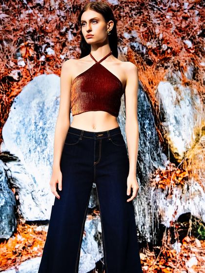 A great example of using textured projections. The rocky, autumnal background adds a raw, powerful feel that contrasts with the model's clean fashion look, a technique we explore in advanced workshops.