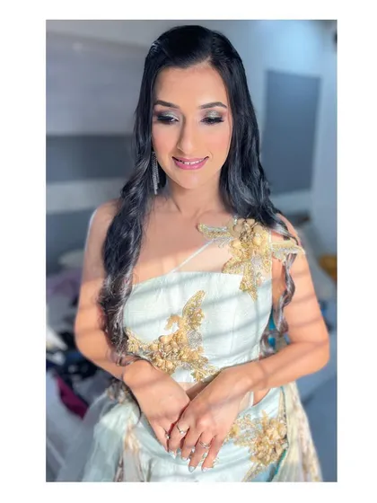 Sunkissed and ready for her Sangeet. This look features a soft, diffused eye makeup style and glowing skin, paired with long, flowing waves and a simple braid detail.