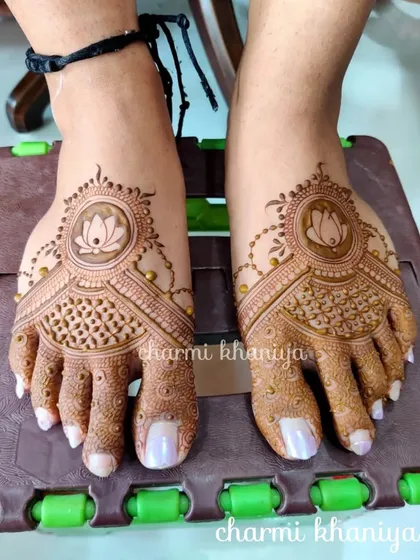 Don't forget the feet! This is a beautiful lotus-centric design for the feet, perfect for brides or anyone wanting to complete their festive look from head to toe.