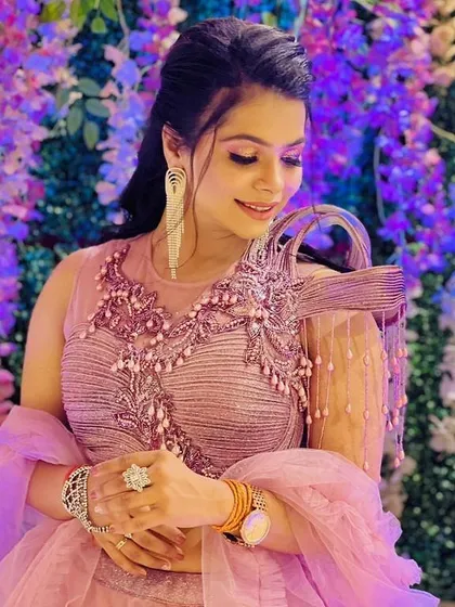 A chic half-up, half-down hairstyle paired with flawless party makeup. This versatile look is perfect for bridesmaids, wedding guests, or any festive occasion.