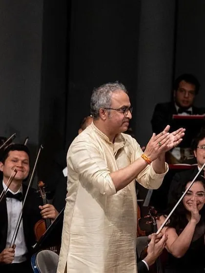 A moment of applause with the Guayaquil Municipal Orchestra. The warmth and love from the musicians and the audience were truly memorable.