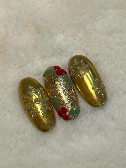 Christmas is incomplete without glitter. This festive set features a brilliant gold chrome base with glitter snowflakes and 3D holly.