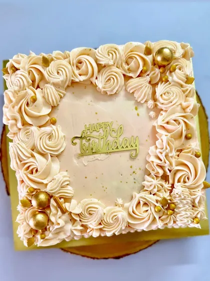 A peachy vibe! This square cake is our newest tropical flavour, a refreshing blend of pineapple and coconut. The border is decorated with intricate, hand-piped buttercream rosettes.