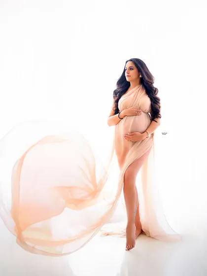 I'll show you how to achieve this classic, ethereal look using flowing drapes and a high-key lighting setup. This technique is perfect for creating elegant and fine-art maternity portraits.