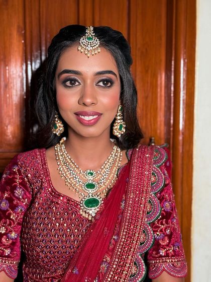 Another angle of Kavana's reception look. The soft waves in her hair and the sparkling jewellery complete the look.