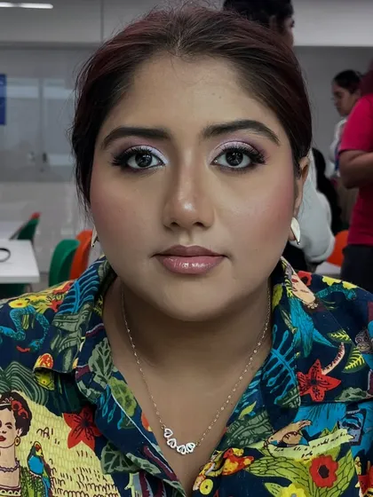 The final result of the iridescent eyeshadow demo, a fresh and modern party look.