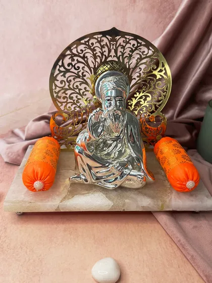 Find peace and spiritual guidance with this serene idol of Guru Nanak Dev Ji. Crafted in silver plate and resting on a rose quartz slab, it brings a sense of calm and reverence to your home.