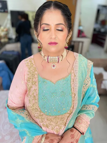 A close-up of the makeup for this guest. I used soft pink tones on the eyes and lips to create a harmonious and feminine look that complements her pastel outfit.