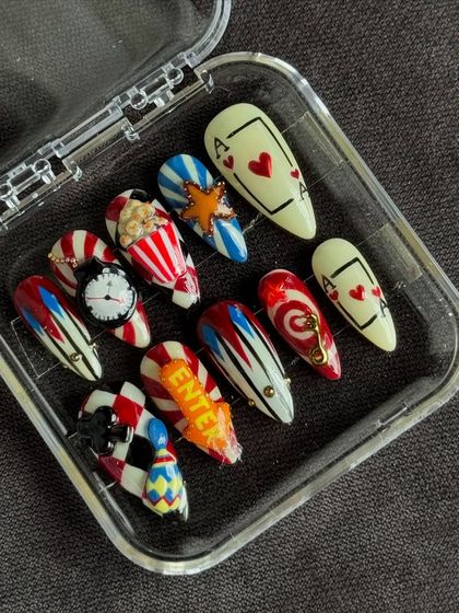 Another angle because this set deserves all the attention. The details, from the harlequin pattern to the ace of hearts, are all meticulously hand-painted and assembled by me.