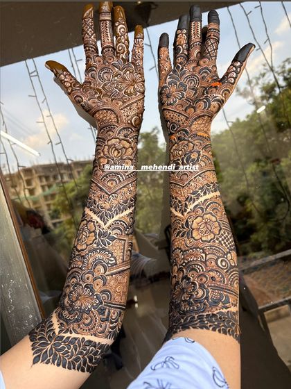This design features a unique V-shaped pattern on the back of the hands, adding a modern touch to the traditional floral motifs.