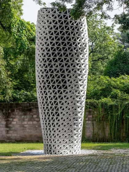The full VERTO tower standing in a paved park area, demonstrating its stability and integration within different types of urban surfaces.