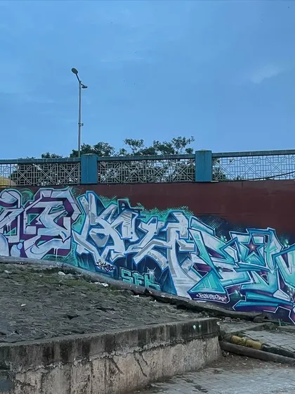 Adjusting those letter appendages in Ahmedabad. Three pieces with limited space, a good session with the crew.