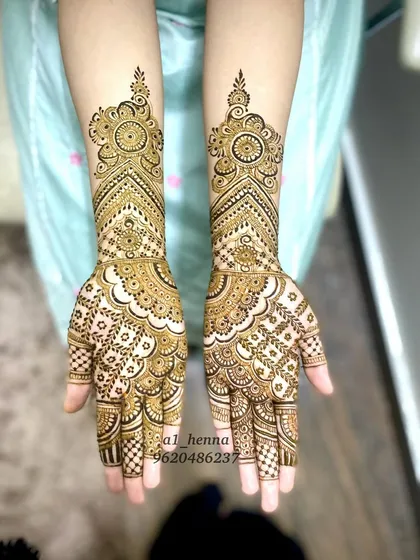 This symmetrical Indo-Arabic design is a popular choice for bridesmaids and wedding guests. It combines the boldness of Arabic patterns with the intricacy of Indian mehndi, creating a balanced and elegant look.