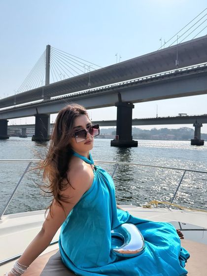 A close-up on the yacht, with the wind in my hair.