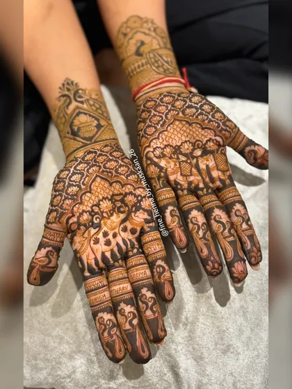 Explore my collection of minimal and elegant henna designs. These are perfect for brides, bridesmaids, or any festive occasion where you want a touch of beautiful, understated art.