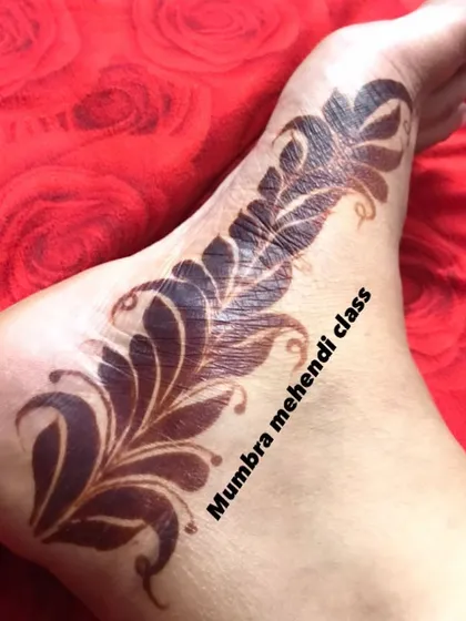 A bold, feather-like leaf design on the side of the foot. This is a modern and artistic choice.