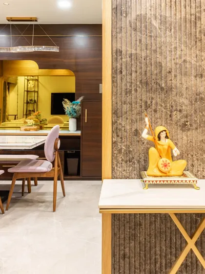 A detail from the foyer, showing how the textures of the wall and the decor pieces come together to create a sophisticated and harmonious entrance.