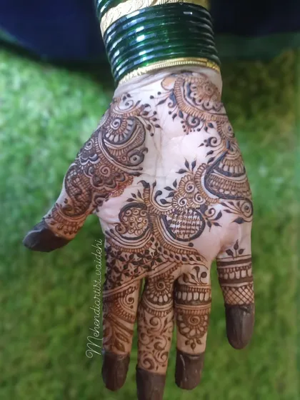 Another view of the Indo-Arabic design, showing the details on the palm. The mix of paisleys, florals, and fine lines is truly captivating.