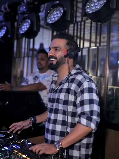 That Friday feeling, loading 100%. A wink to the crowd to let them know the weekend has officially begun and the stress can stop.