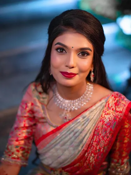 For this stunning reception look, we went for full glamour. I created a sharp, defined eye with shimmering eyeshadow and a classic bold red lip, a perfect combination for an evening celebration.