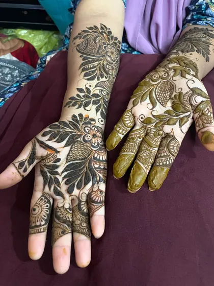 Another look at the Doha-style mehndi design, freshly applied. The contrast between the two henna pastes is clear. My organic paste is visibly richer.