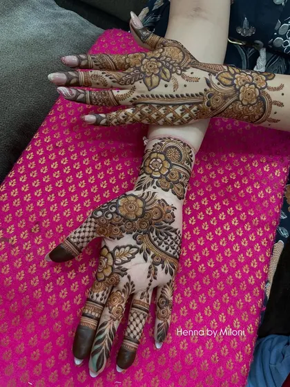Another view of this modern floral mehendi. The combination of bold flowers and delicate vines is simply beautiful.