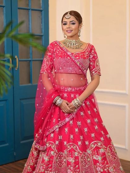 A complete bridal look featuring a heavy, gold-plated Kundan necklace, haath phool, and maang tikka, all available for rent.