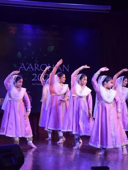 We were honored to be the Educational Partner for Aarohan 2025. This image captures our students in a full-stage Kathak performance, a production personally choreographed by the legendary Guru Shinjini Kulkarni, reflecting our deep connection to the Guru-Shishya tradition.